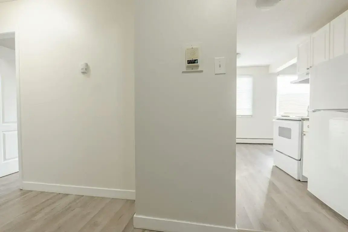 04-10620 107 Street NW, Edmonton, AB, T5H 2Y7 - 10