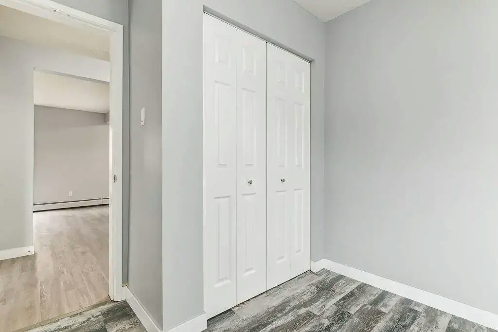 04-10620 107 Street NW, Edmonton, AB, T5H 2Y7 - 8