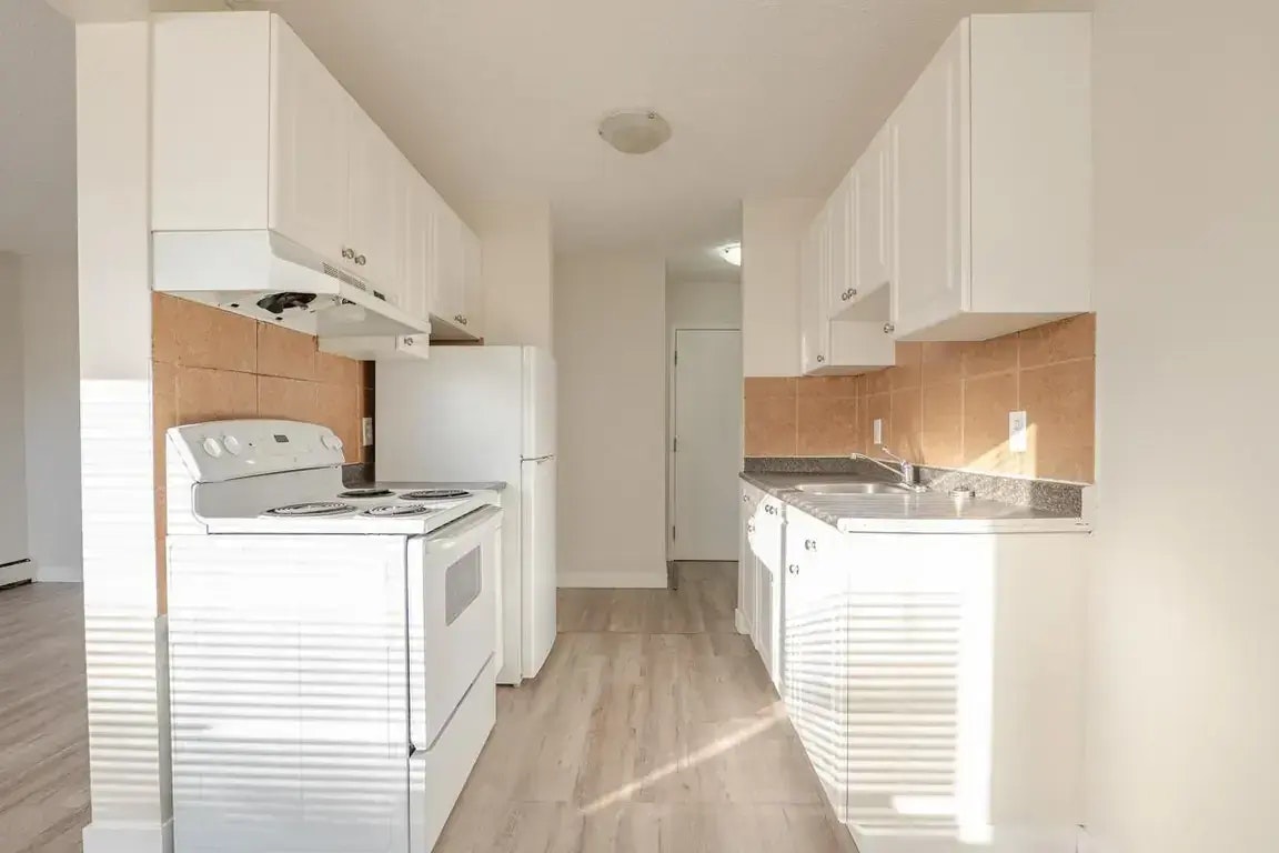 18-10620 107 Street NW, Edmonton, AB, T5H 2Y7 - 17