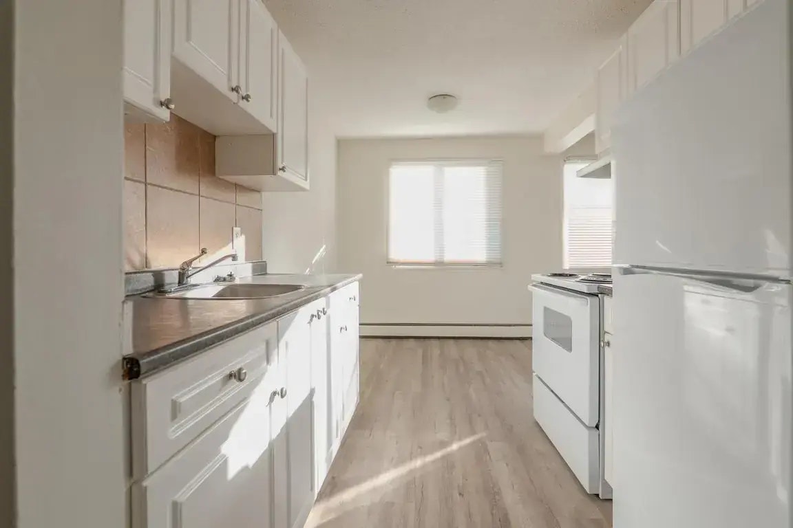 18-10620 107 Street NW, Edmonton, AB, T5H 2Y7 - 18
