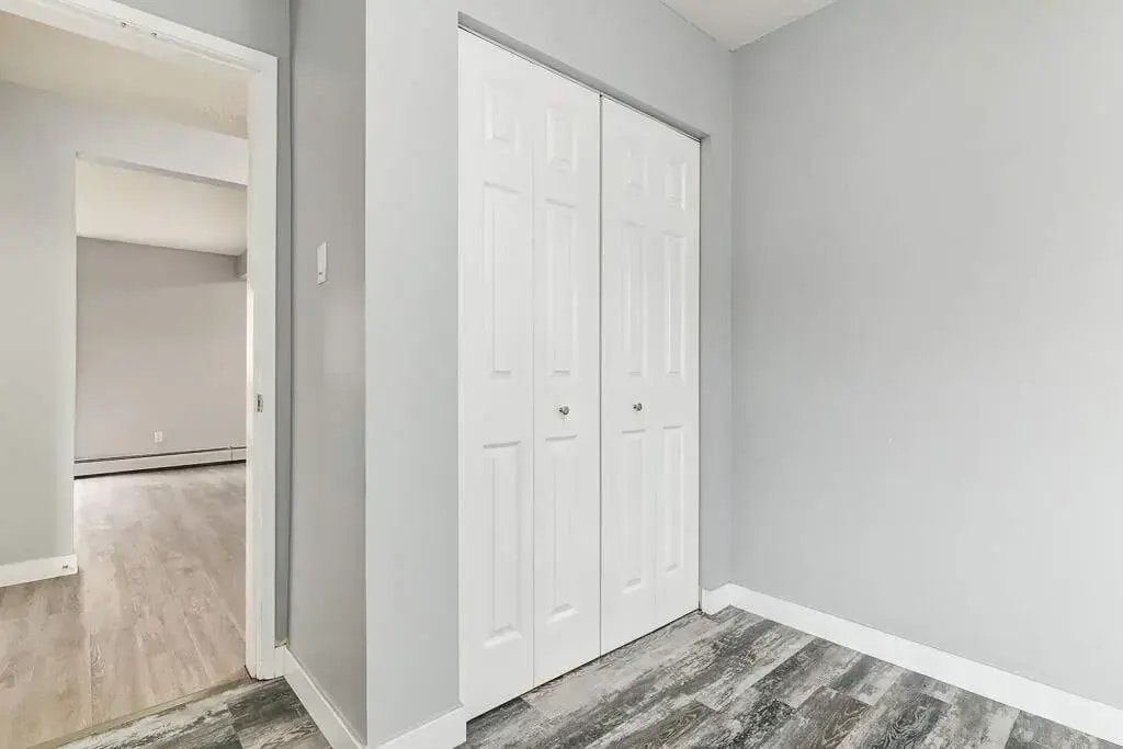 18-10620 107 Street NW, Edmonton, AB, T5H 2Y7 - 8