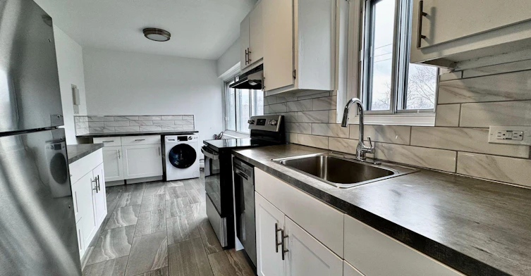 215-1150 Côte Vertu, Montréal, QC, H4L 1Y5