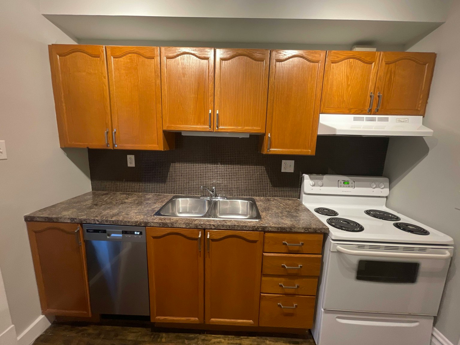 2-190 Stanley Avenue, Ottawa, ON, K1M 1P3 - 2