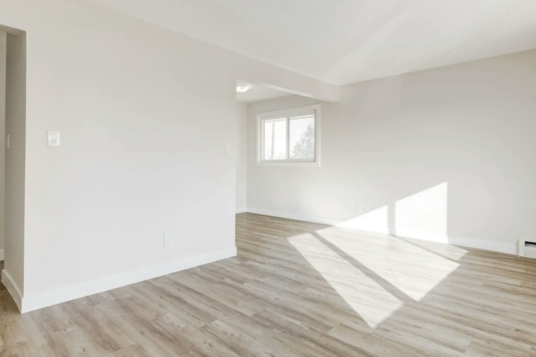 08-11707 80 Street, Edmonton, AB, T5B 2N4 - 3