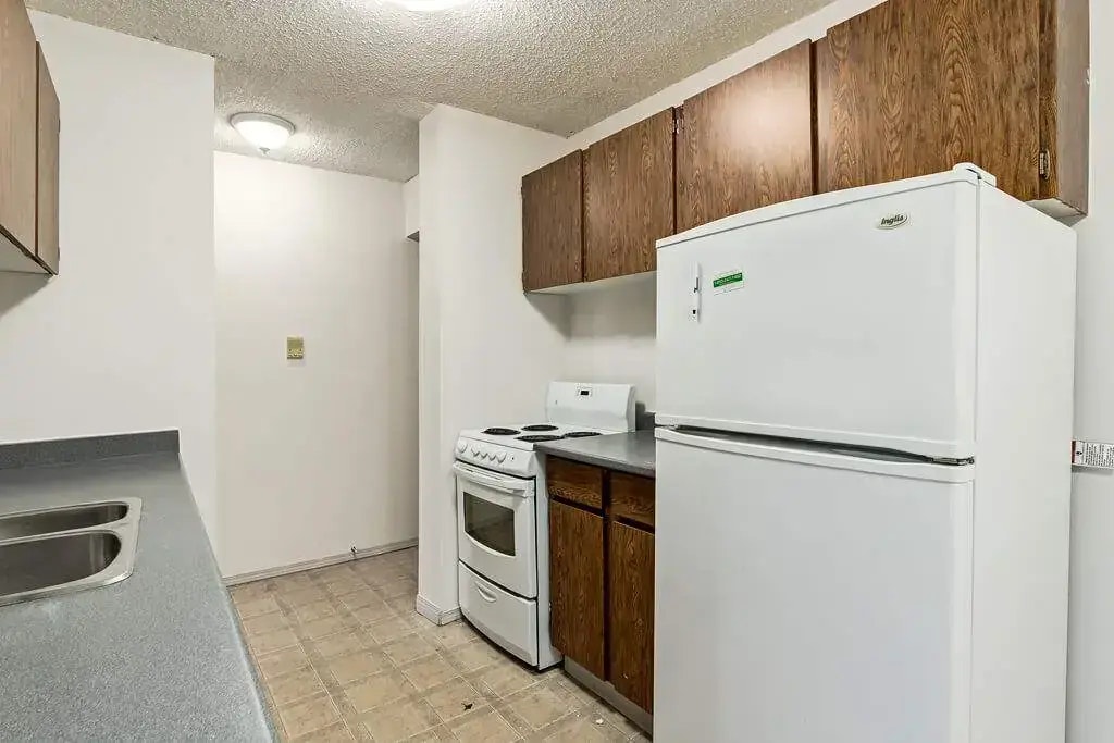 101-2119 Palm Road South, Lethbridge, AB, T1K 3N1 - 4
