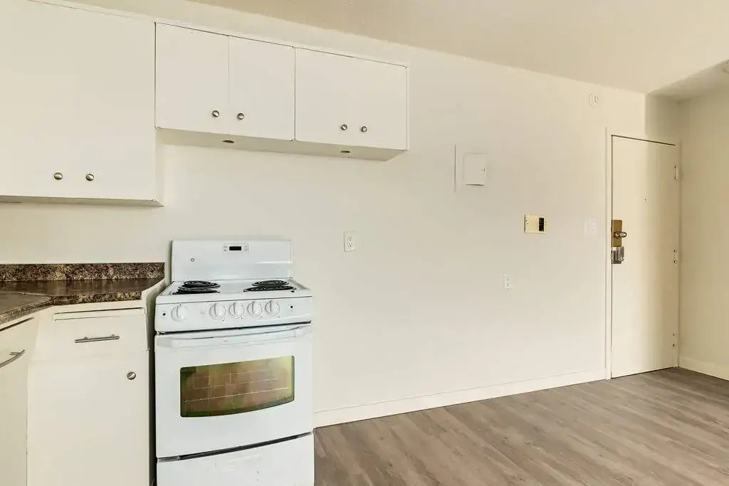 02-8411 119 Avenue, Edmonton, AB, T5B 0W3 - 8