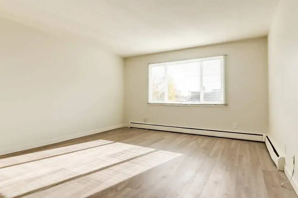 02-8411 119 Avenue, Edmonton, AB, T5B 0W3 - 9
