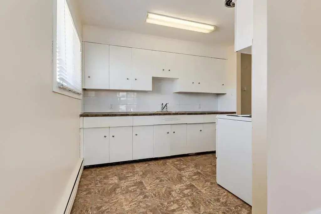 06-10651 105 Street NW, Edmonton, AB, T5H 2X1 - 10
