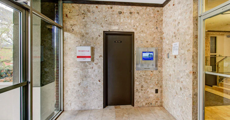 28 Elizabeth Street N, Mississauga, ON, L5G 2Z6 - 5