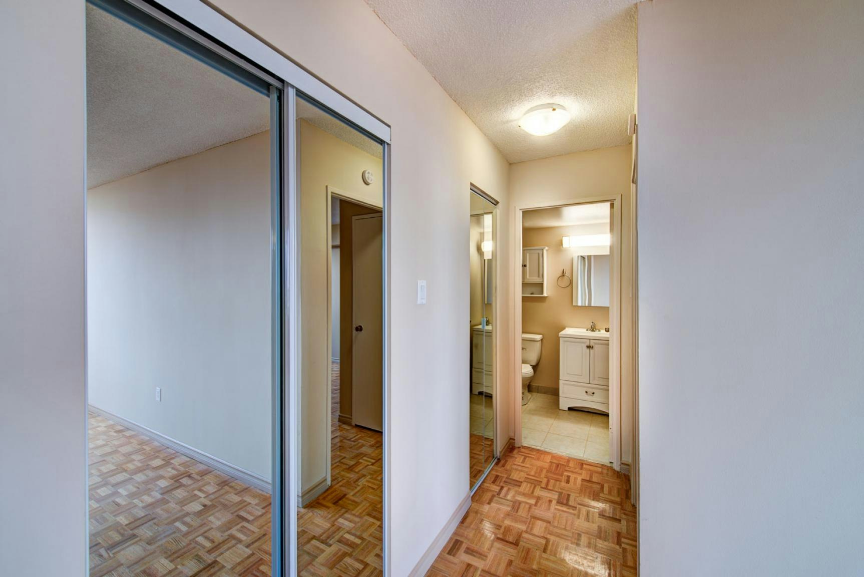 28 Elizabeth Street N, Mississauga, ON, L5G 2Z6 - 28