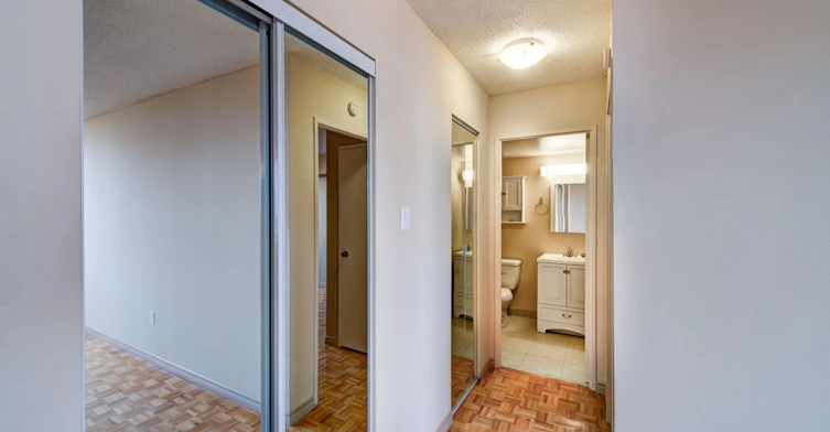 28 Elizabeth Street N, Mississauga, ON, L5G 2Z6 - 28