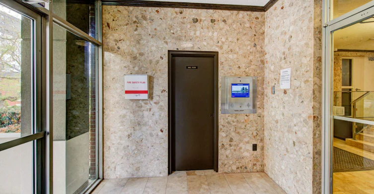 28 Elizabeth Street N, Mississauga, ON, L5G 2Z6 - 5