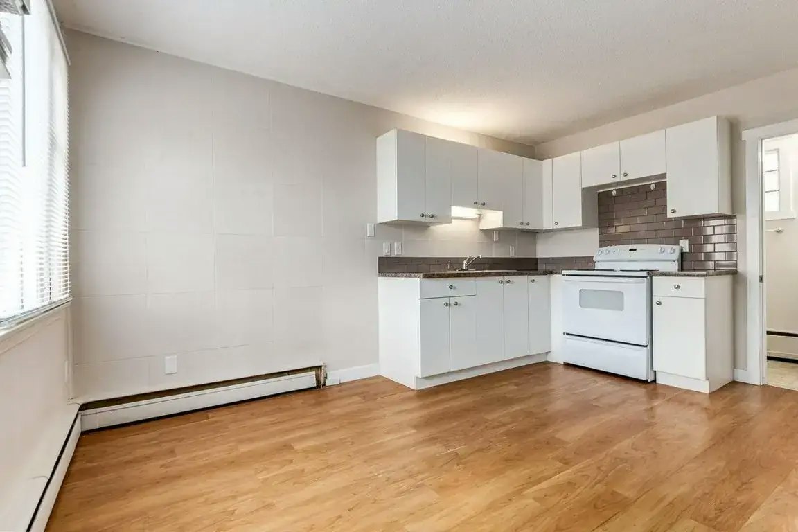 04-4722 46 Street, Camrose, AB, T4V 1G6 4