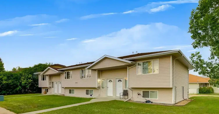 B-5633 52 Street, Wetaskiwin, AB, T9A 3A1