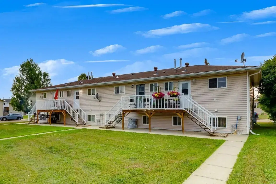 B-5633 52 Street, Wetaskiwin, AB, T9A 3A1 - 3