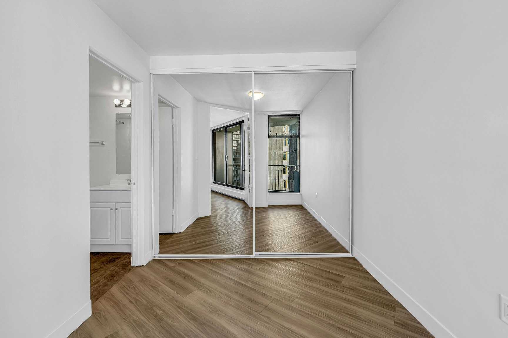 1600 L Beach Avenue, Vancouver, BC, V6G 1Y6 - 5