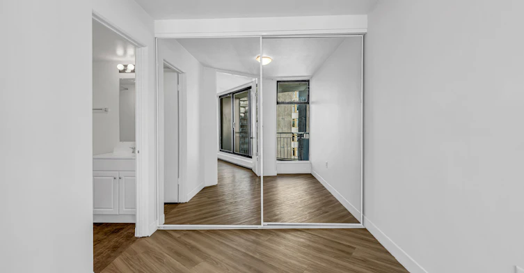 1600 L Beach Avenue, Vancouver, BC, V6G 1Y6 - 5