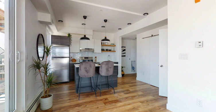 8015 102 Street Northwest, Edmonton, AB, T6E 4A2 - 5