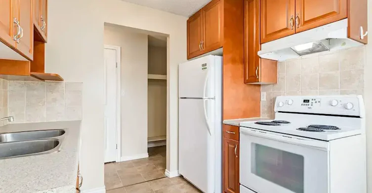 1-4918 45 Street, Camrose, AB, T4V 1E4 - 5