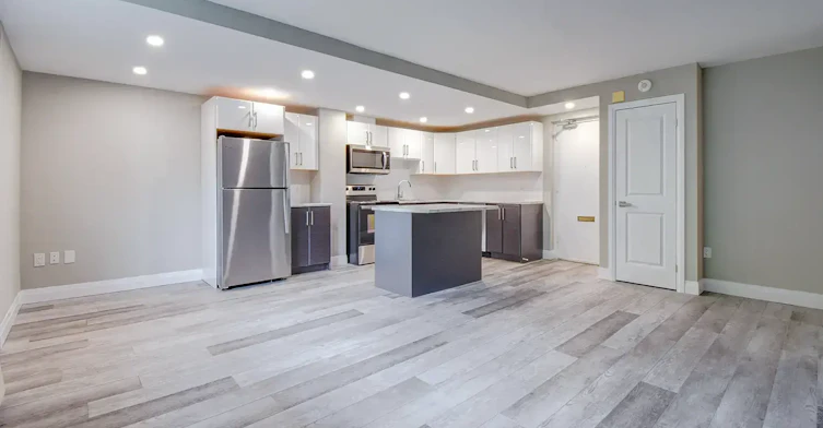 45 Paisley Boulevard W, Mississauga, ON, L5B 1R8