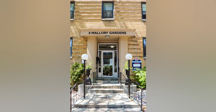 8 Mallory Gardens, Toronto, ON, M4V 2A8 - 2
