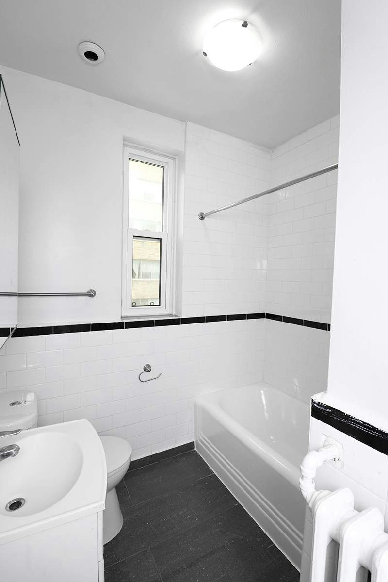 8 Mallory Gardens, Toronto, ON, M4V 2A8 - 8
