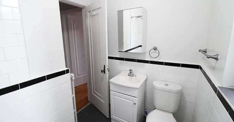 8 Mallory Gardens, Toronto, ON, M4V 2A8 - 7