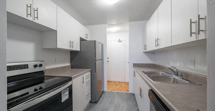 5 Glamorgan Avenue, Toronto, ON, M1P 2M8 - 4