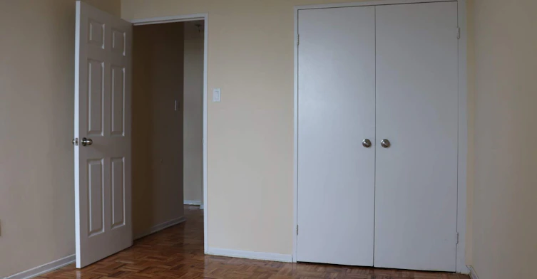 5 Glamorgan Avenue, Toronto, ON, M1P 2M8 - 3