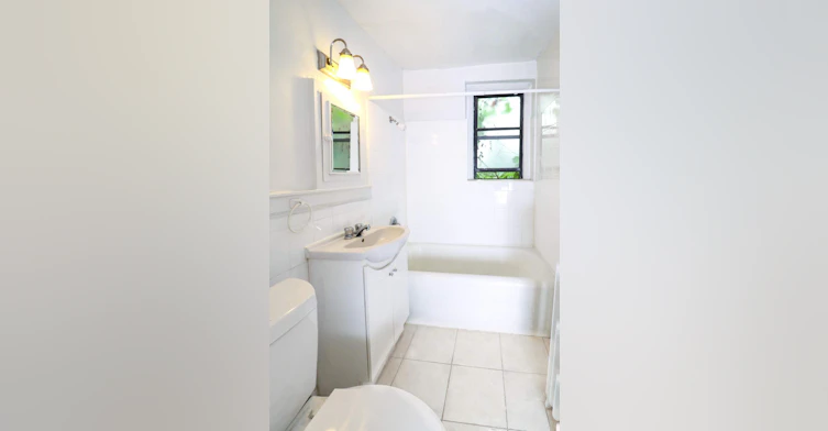 2 12kingston Road, Toronto, ON, M4L 1S4 - 3