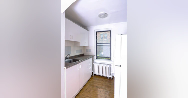 2 12kingston Road, Toronto, ON, M4L 1S4 - 4
