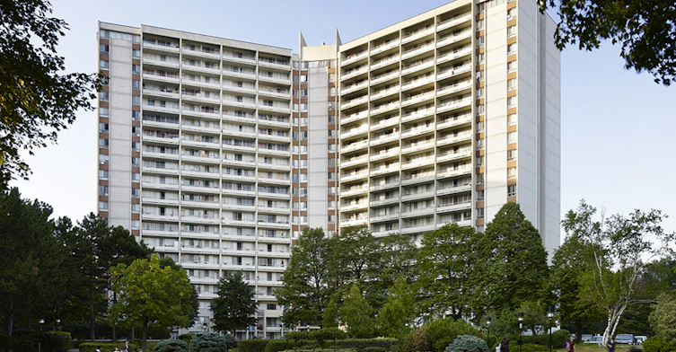 35 Thorncliffe Park Drive, Toronto, ON, M4H 1J3 - 4