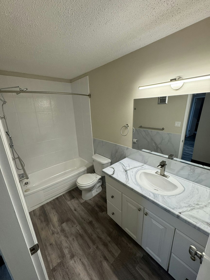 303-10716 102 Street, Edmonton, AB, T5H 2T7 - 11