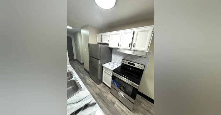 303-10716 102 Street, Edmonton, AB, T5H 2T7 - 14
