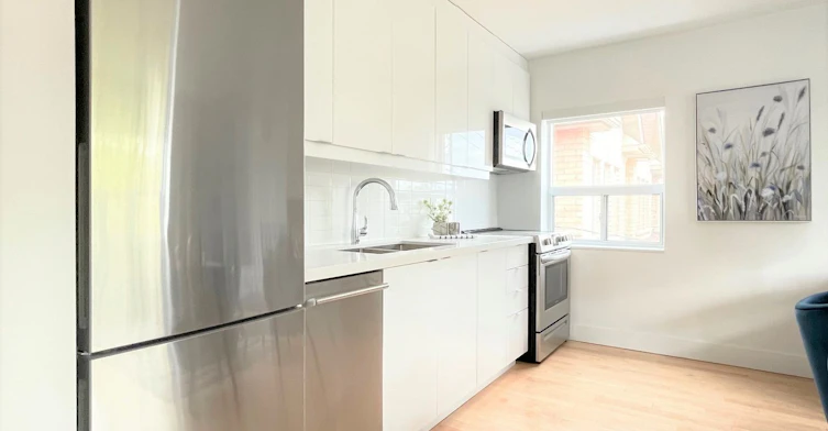 8 Castleton Avenue, Toronto, ON, M6N 3Z5