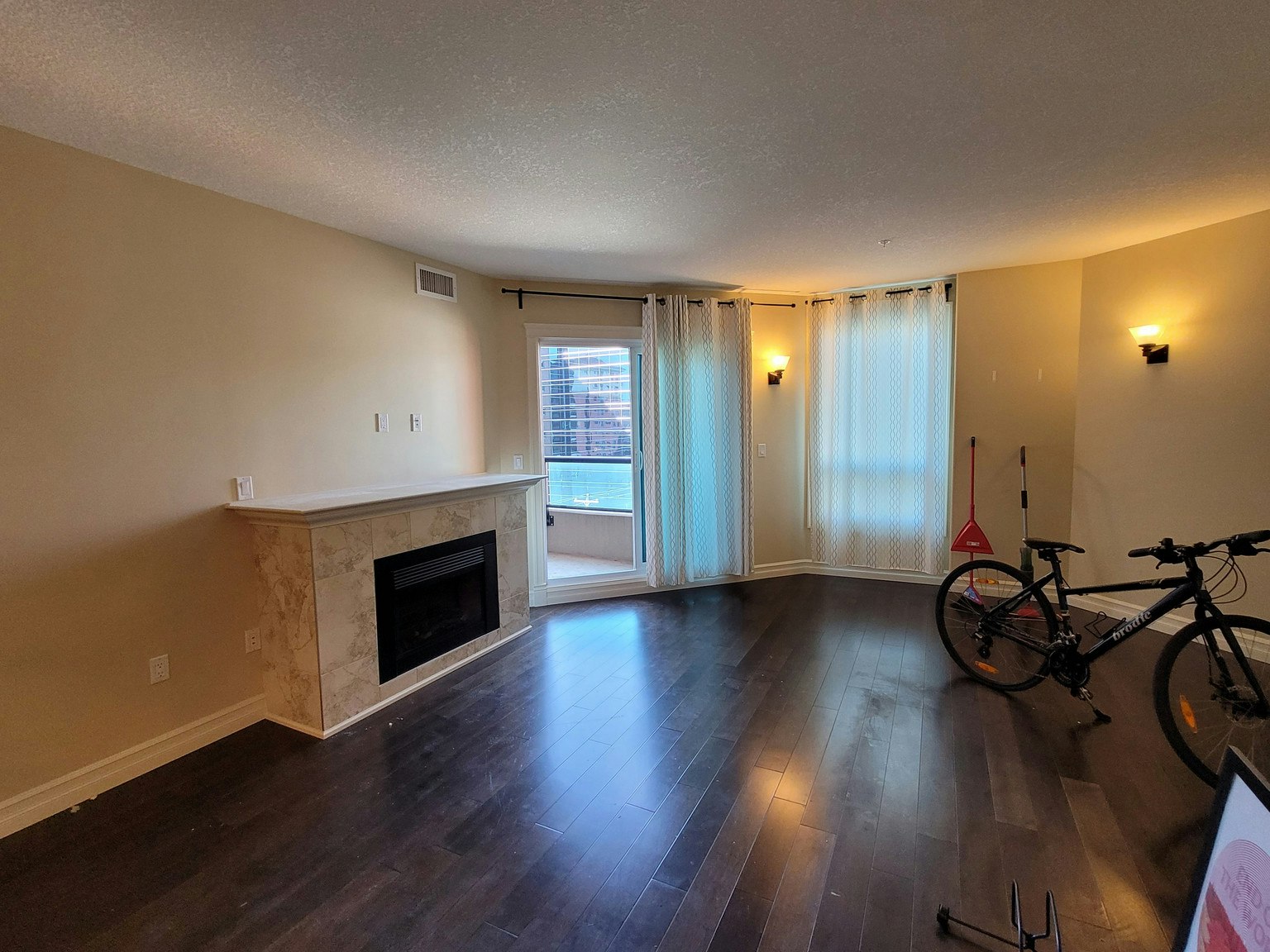 606-10142 111, Edmonton, AB, T5K 1K6 - 3