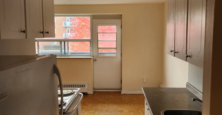 301-55 Trayborn Drive, Richmond Hill, ON, L4C 4K6 - 3