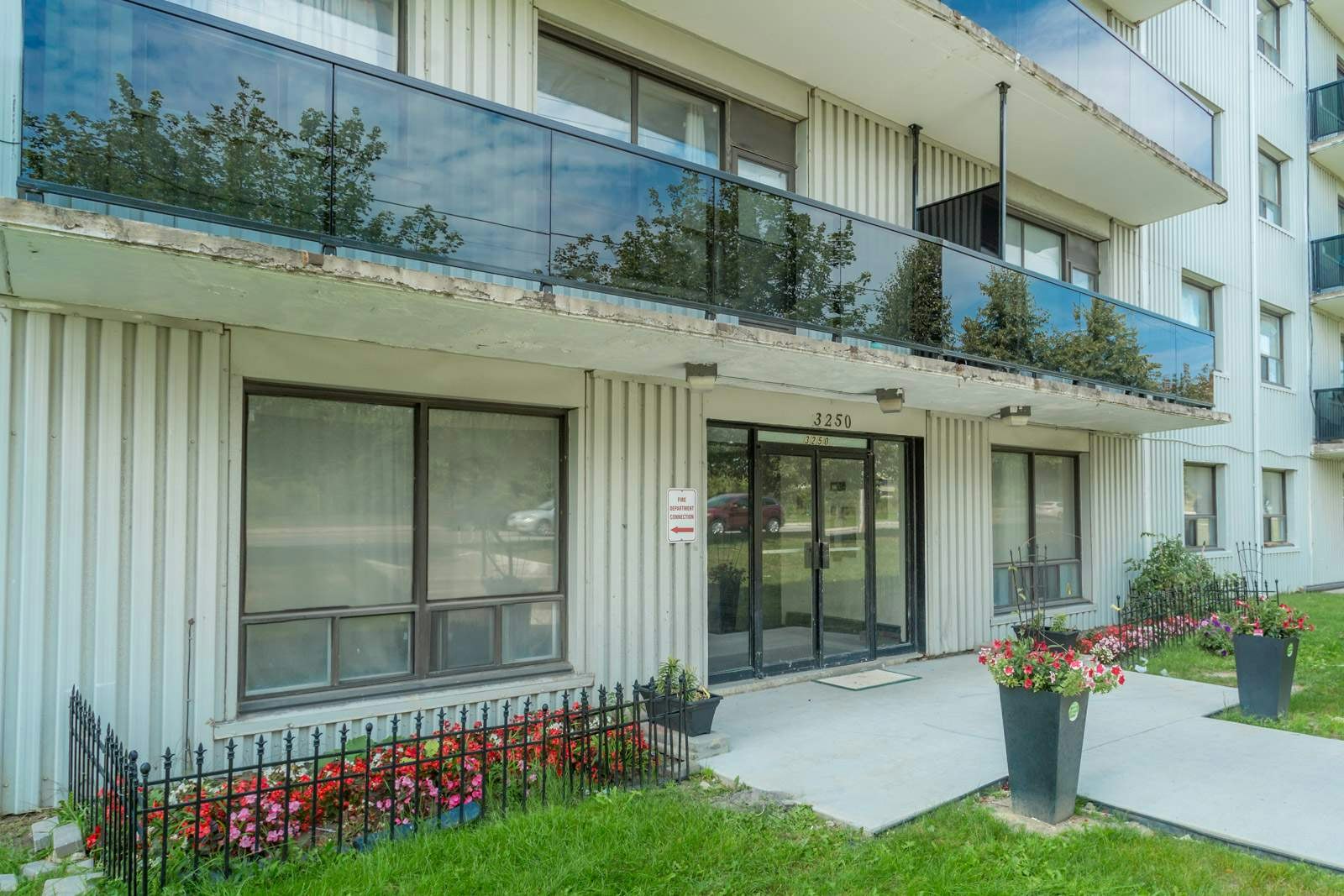 3250 Keele Street, Toronto, ON, M3M 3C5 - 4