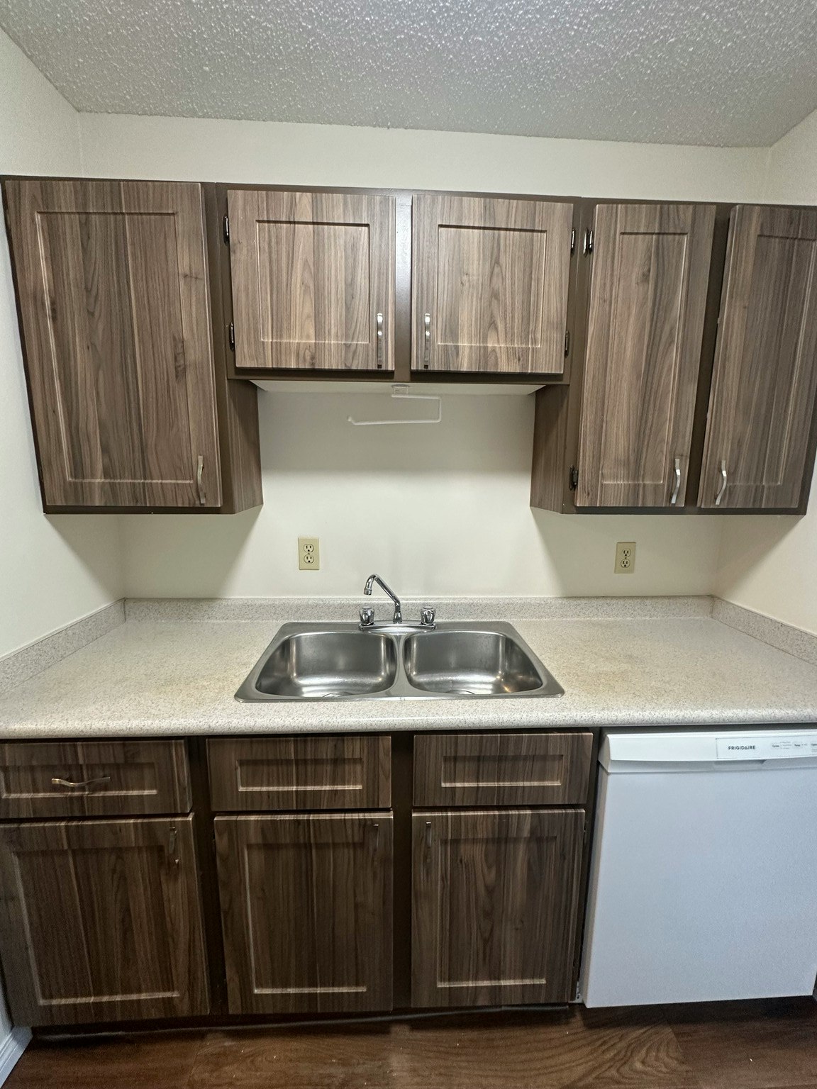 2911 109 Street, Edmonton, AB, T6J 5C9 5