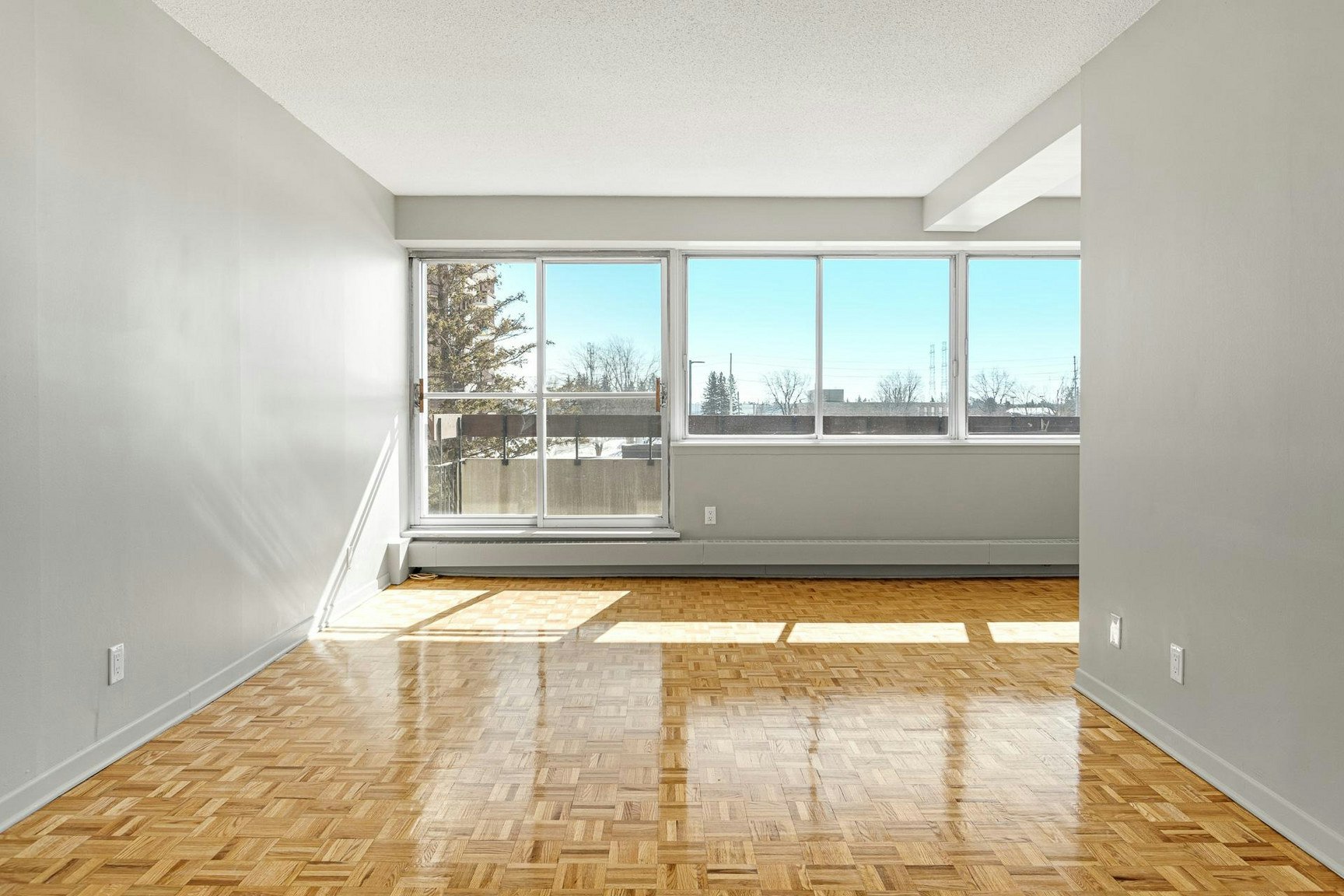 1AR-2240 Halifax Drive, Ottawa, ON, K1G 2H5 - 2