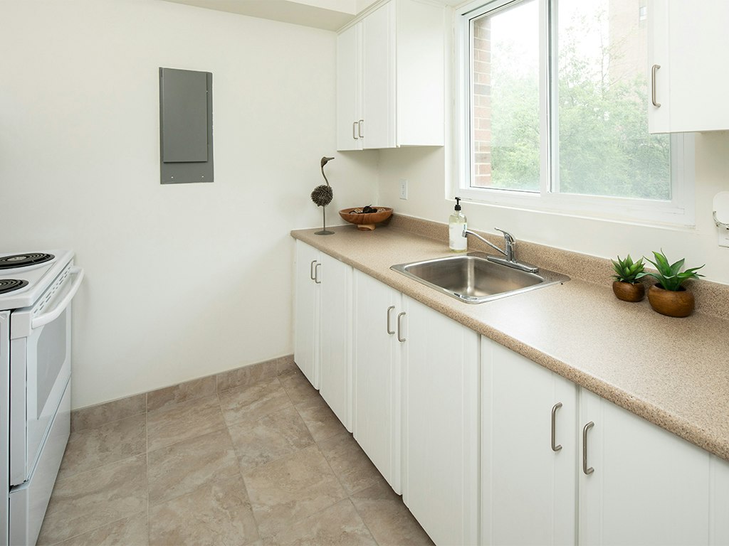 240-0512-240 Brittany Drive, Ottawa, ON, K1K 0R6 - 3