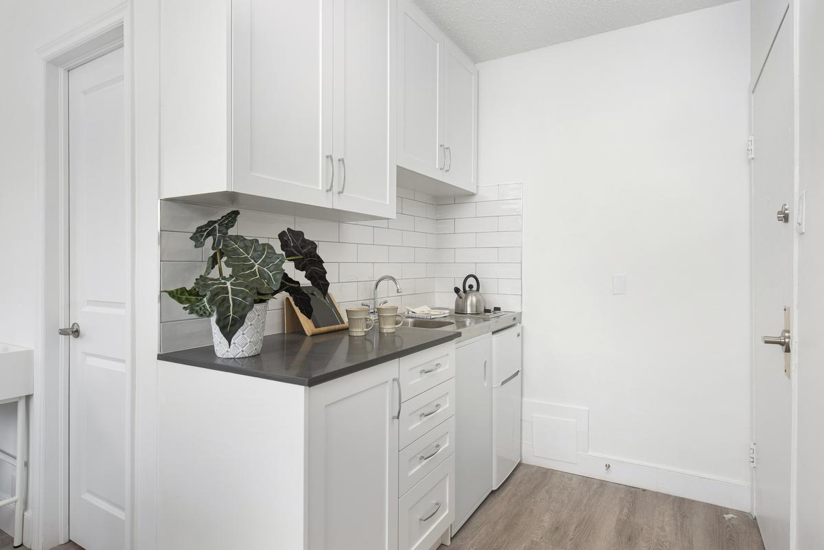 B5-5 Glenavon Road, Toronto, ON, M6K 1C9 - 2