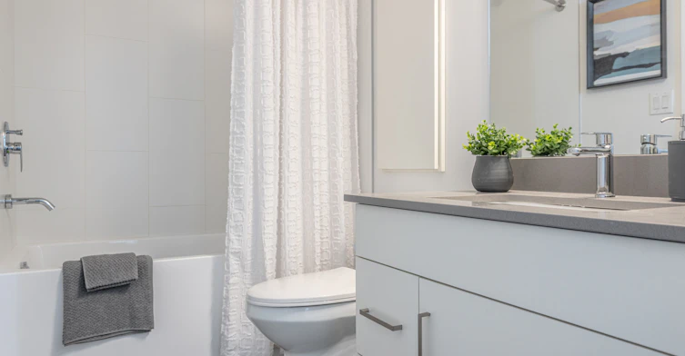 X06-10043 108 Street NW, Edmonton, AB, T5J 5G8 - 5