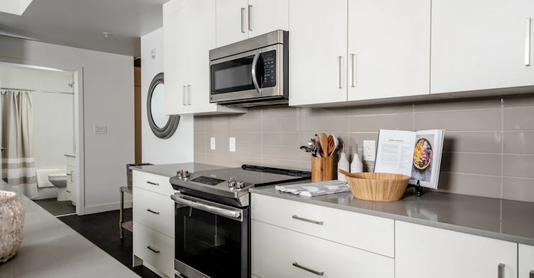 X06-10043 108 Street NW, Edmonton, AB, T5J 5G8 - 7