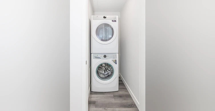 X21-10043 108 Street NW, Edmonton, AB, T5J 5G8 - 2