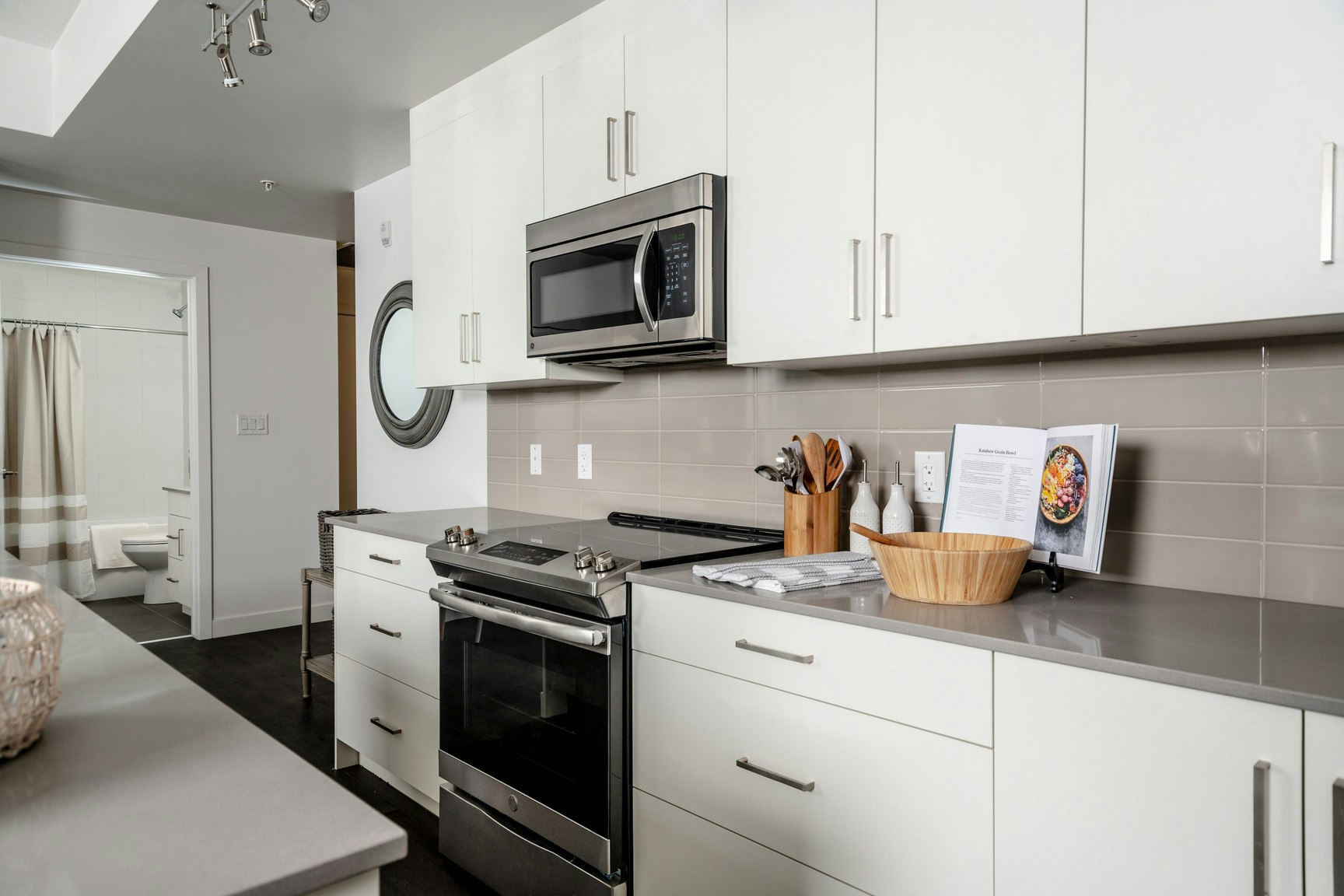 X-23-10043 108 Street NW, Edmonton, AB, T5J 5G8 - 33