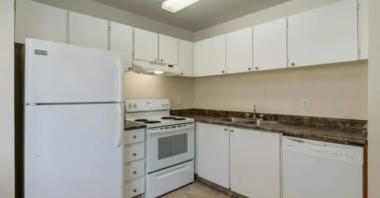 101-15 Hyndman Crescent NW, Edmonton, AB, T5A 4S5 - 2