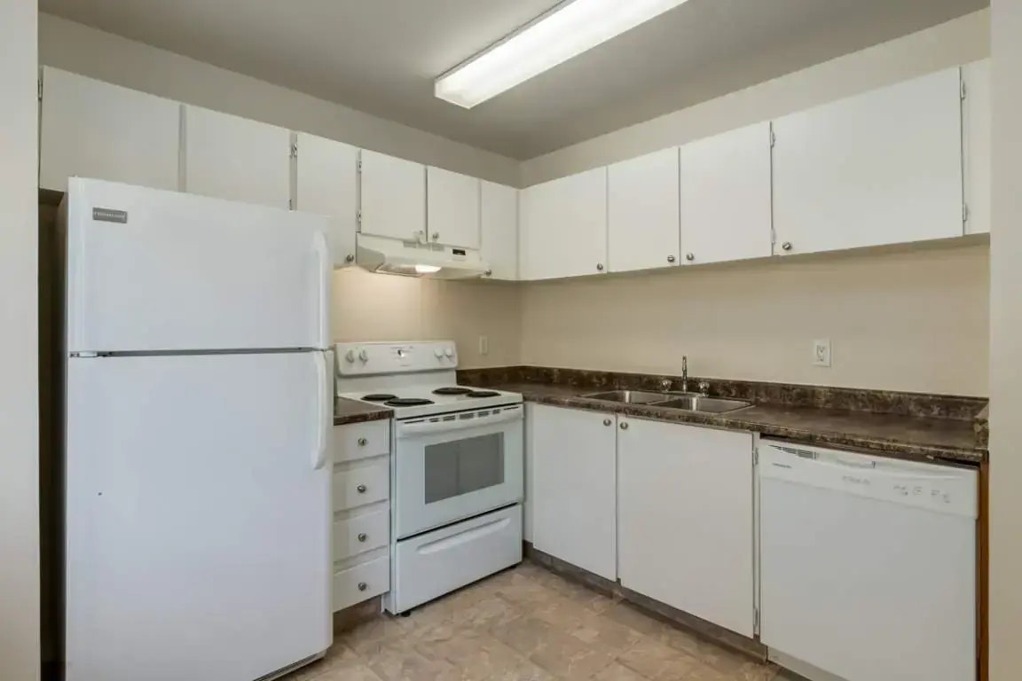 1377-15 Hyndman Crescent NW, Edmonton, AB, T5A 4S5 - 2