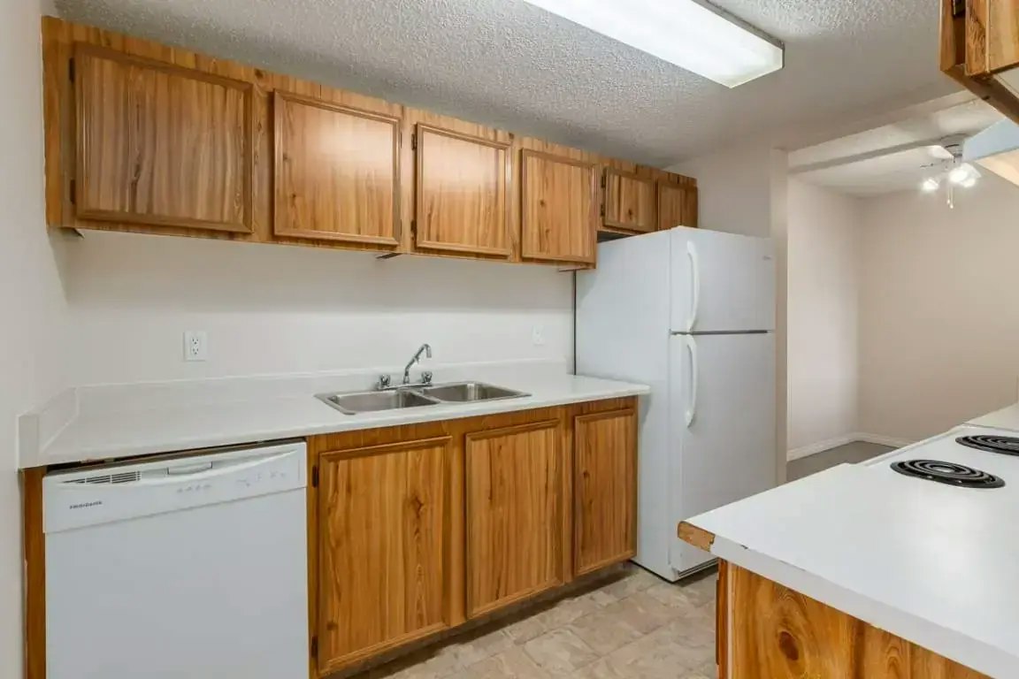855-33 Hooke Road NW, Edmonton, AB, T5A 4K5 - 2