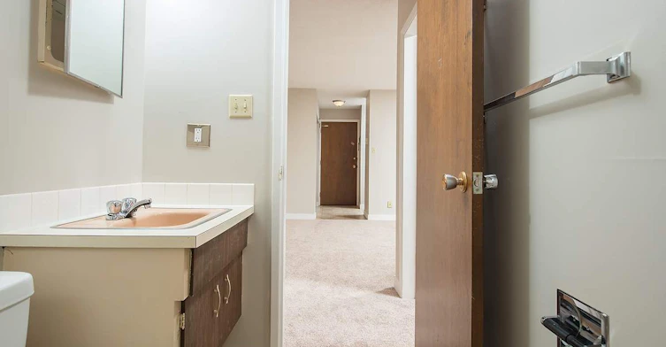 10220 118 Street, Edmonton, AB, T5K 1Y5 - 6
